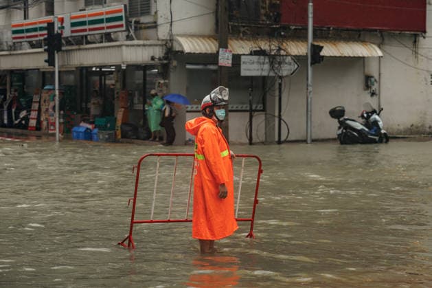 September 26, 2026, Thailand: A police officer stands at a flooded intersection due to heavy rain in Bangkok, Thailand, Saturday, September 26, 2026. All 50 districts of Bangkok have been declared disaster areas and residents along canal areas have been advised to move to higher ground. Thailand - ZUMAm249 20260926_zip_m249_016 Copyright: xAndrexMalerbax