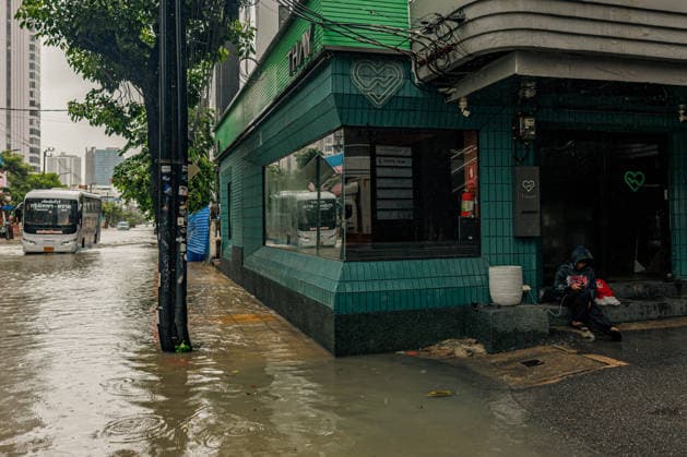 September 26, 2026, Thailand: People and vehicles move along flooded streets due to heavy rain in Bangkok, Thailand, Saturday, September 26, 2026. All 50 districts of Bangkok have been declared disaster areas and residents along canal areas have been advised to move to higher ground. Thailand - ZUMAm249 20260926_zip_m249_017 Copyright: xAndrexMalerbax