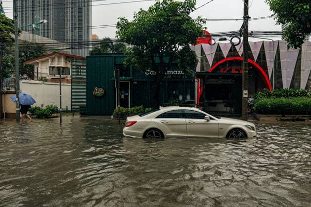 September 26, 2026, Thailand: A Mercedes sits abandoned on a flooded street due to heavy rain in Bangkok, Thailand, Saturday, September 26, 2026. All 50 districts of Bangkok have been declared disaster areas and residents along canal areas have been advised to move to higher ground. Thailand - ZUMAm249 20260926_zip_m249_019 Copyright: xAndrexMalerbax