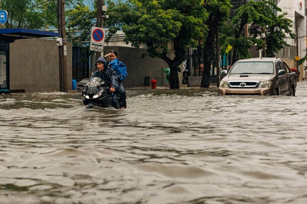September 26, 2026, Thailand: People and vehicles move along flooded streets due to heavy rain in Bangkok, Thailand, Saturday, September 26, 2026. All 50 districts of Bangkok have been declared disaster areas and residents along canal areas have been advised to move to higher ground. Thailand - ZUMAm249 20260926_zip_m249_022 Copyright: xAndrexMalerbax