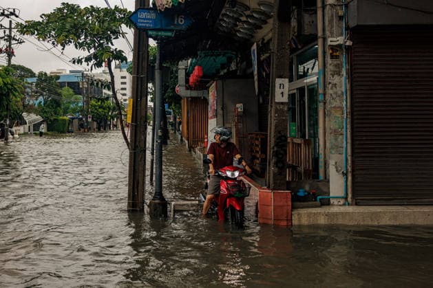 September 26, 2026, Thailand: People and vehicles move along flooded streets due to heavy rain in Bangkok, Thailand, Saturday, September 26, 2026. All 50 districts of Bangkok have been declared disaster areas and residents along canal areas have been advised to move to higher ground. Thailand - ZUMAm249 20260926_zip_m249_023 Copyright: xAndrexMalerbax