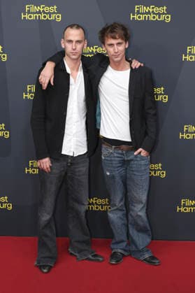 Emil Belton with his brother Oskar Belton at the premiere of the ARD series *Friesenjunkies* at the 34th Hamburg Film Festival in 2026 at Cinemaxx Dammtor in Hamburg, September 25, 2026 Foto:xgbrcix xFuturexImagex friesenjunkies_6905