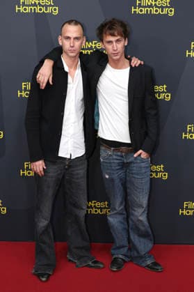 Emil Belton with his brother Oskar Belton at the premiere of the ARD series *Friesenjunkies* at the 34th Hamburg Film Festival in 2026 at Cinemaxx Dammtor in Hamburg, September 25, 2026 Foto:xgbrcix xFuturexImagex friesenjunkies_6906
