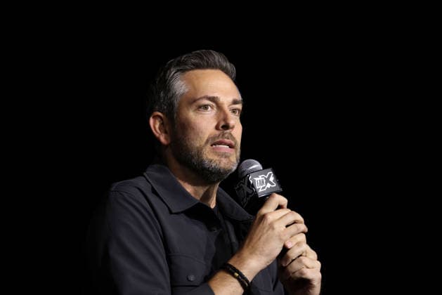 September 25, 2026, Salt Lake City, Utah, USA: Actor ZACHARY LEVI speaks at the 2026 FanX Salt Lake City at the Salt Palace Convention Center. Salt Lake City USA - ZUMAg247 20260925_znp_g247_097 Copyright: xGagexSkidmorex