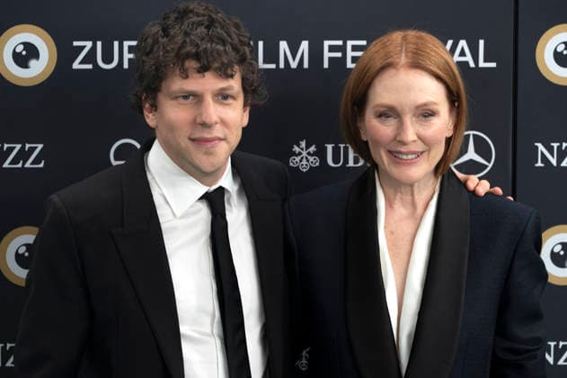 Jesse Eisenberg and Julianne Moore at the premiere of the film *The Debut* at the 22nd Zurich Film Festival at the Kongresshaus Zurich, September 25, 2026 Foto:xA.xRaemyx xFuturexImagex debut_6305