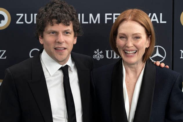 Jesse Eisenberg and Julianne Moore at the premiere of the film *The Debut* at the 22nd Zurich Film Festival at the Kongresshaus Zurich, September 25, 2026 Foto:xA.xRaemyx xFuturexImagex debut_6306