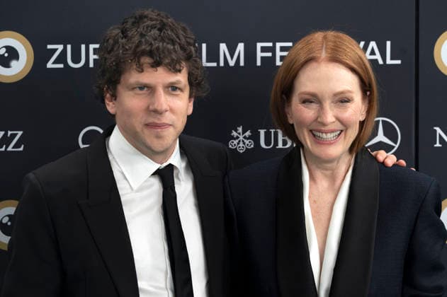 Jesse Eisenberg and Julianne Moore at the premiere of the film *The Debut* at the 22nd Zurich Film Festival at the Kongresshaus Zurich, September 25, 2026 Foto:xA.xRaemyx xFuturexImagex debut_6307