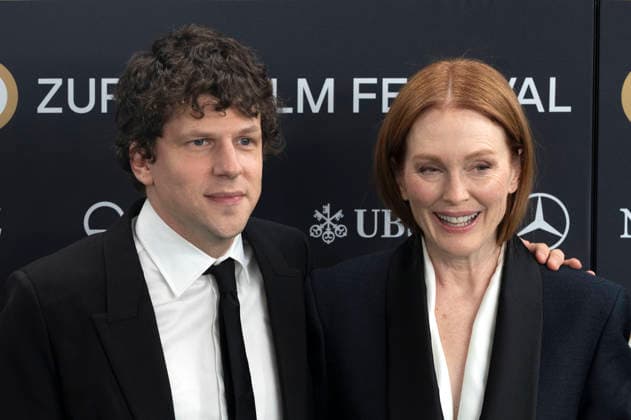 Jesse Eisenberg and Julianne Moore at the premiere of the film *The Debut* at the 22nd Zurich Film Festival at the Kongresshaus Zurich, September 25, 2026 Foto:xA.xRaemyx xFuturexImagex debut_6308