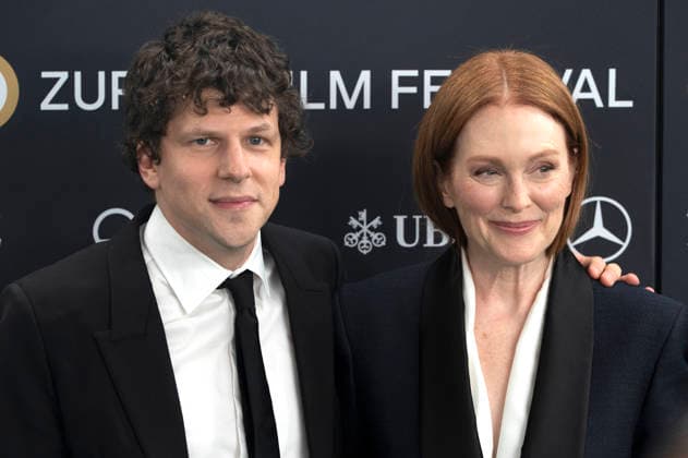 Jesse Eisenberg and Julianne Moore at the premiere of the film *The Debut* at the 22nd Zurich Film Festival at the Kongresshaus Zurich, September 25, 2026 Foto:xA.xRaemyx xFuturexImagex debut_6309