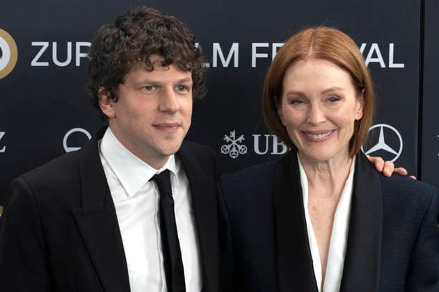 Jesse Eisenberg and Julianne Moore at the premiere of the film *The Debut* at the 22nd Zurich Film Festival at the Kongresshaus Zurich, September 25, 2026 Foto:xA.xRaemyx xFuturexImagex debut_6310