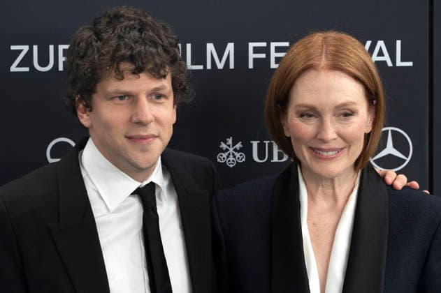 Jesse Eisenberg and Julianne Moore at the premiere of the film *The Debut* at the 22nd Zurich Film Festival at the Kongresshaus Zurich, September 25, 2026 Foto:xA.xRaemyx xFuturexImagex debut_6311
