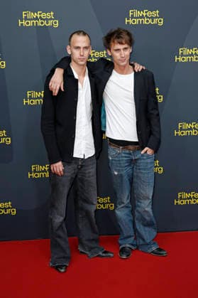 Emil Belton with his brother Oskar Belton at the premiere of the ARD series *Friesenjunkies* at the 34th Hamburg Film Festival 2026 at Cinemaxx Dammtor in Hamburg, September 25, 2026 Foto:xC.xTamckex xFuturexImagex friesenjunkies_6938