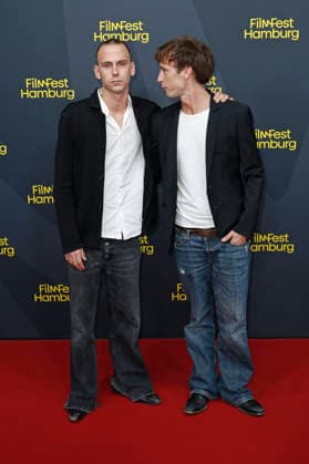 Emil Belton with his brother Oskar Belton at the premiere of the ARD series *Friesenjunkies* at the 34th Hamburg Film Festival 2026 at Cinemaxx Dammtor in Hamburg, September 25, 2026 Foto:xC.xTamckex xFuturexImagex friesenjunkies_6939