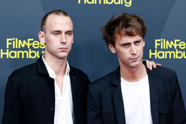 Emil Belton with his brother Oskar Belton at the premiere of the ARD series *Friesenjunkies* at the 34th Hamburg Film Festival 2026 at Cinemaxx Dammtor in Hamburg, September 25, 2026 Foto:xC.xTamckex xFuturexImagex friesenjunkies_6941