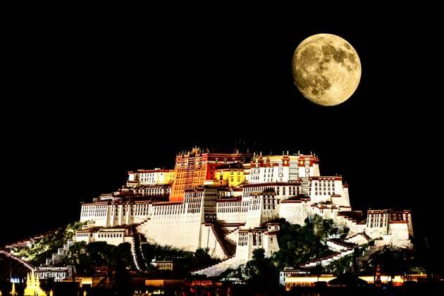 LHASA, CHINA - SEPTEMBER 25: The full moon shines over the Potala Palace on September 25, 2026 in Lhasa, Xizang Autonomous Region of China. The image was captured during the Mid-Autumn Festival, a traditional Chinese holiday celebrating the harvest and family reunion.  Copyright: xVCGx 111669558424
