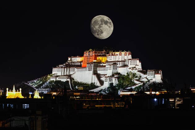 LHASA, CHINA - SEPTEMBER 25: The full moon shines over the Potala Palace on September 25, 2026 in Lhasa, Xizang Autonomous Region of China. The image captures the scene during the Mid-Autumn Festival.  Copyright: xVCGx 111669558425
