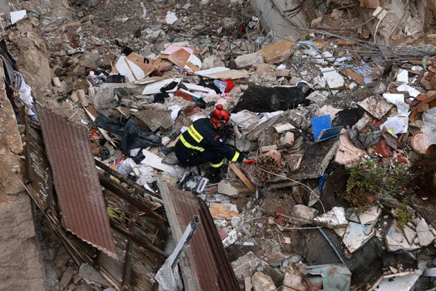 5 missing after explosion collapses building in historic heart of Athens ATHENS, GREECE - SEPTEMBER 26: Rescuers search for survivors after a blast in the Plaka district of Athens, Greece, on September 26, 2026. Costas Baltas Anadolu Athens Greece. Editorial use only. Please get in touch for any other usage.  Copyright: x2026xAnadoluxCostasxBaltasx