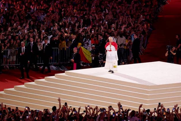 Pope Leo XIV at the Stade de France in Saint-Denis, on the outskirts of Paris, on September 25, 2026, to lead a prayer vigil with young people aged 17 to 35, as part of his four-day visit to France. The Pope is making his first official visit to France from September 25 to 28, with stops in Paris, Lourdes, and Metz. In Paris, the pontiff’s itinerary includes, among other things, a meeting with the French president, a time of prayer at Notre Dame Cathedral, and an open-air Mass on the Champs-Élysées. This trip marks the first visit by a pope to the country since Benedict XVI’s visit in 2008. Paris, September 25, 2026 Jacovides Moreau Bestimage Pope Leo XIV greets the crowd at the Stade de France in Saint-Denis, on the outskirts of Paris, on  Copyright: xJACOVIDES-MOREAUx xBESTIMAGExJACOVIDES-MOREAUx xBESTIMAGEx