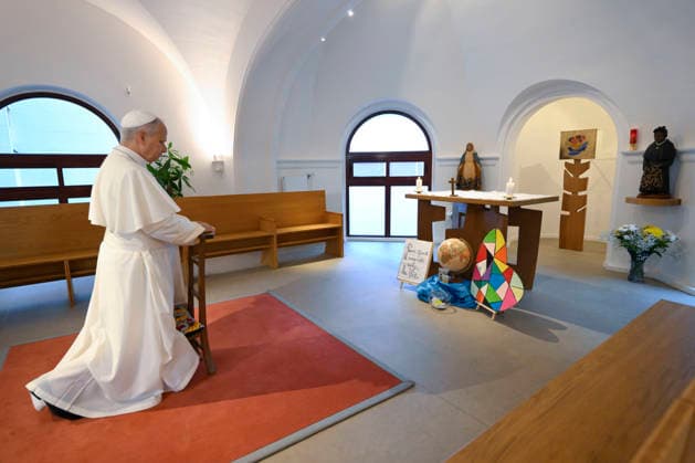 POPE LEO XIV VISITS MAISON BAKHITA SOCIAL INTEGRATION CENTER - PARIS France, Paris, Vatican, 2026 9 26 Pope Leo XIV visits Maison Bakhita Center for Accompaniment and Social Integration, dedicated to welcoming and supporting migrants, during his apostolic journey to France. EDITORIAL USE ONLY - NO BOOKS Copyright: xVATICANxMEDIA xCatholicxPressxPhotox
