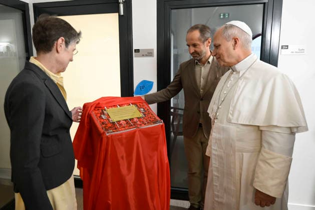 POPE LEO XIV VISITS MAISON BAKHITA SOCIAL INTEGRATION CENTER - PARIS France, Paris, Vatican, 2026 9 26 Pope Leo XIV visits Maison Bakhita Center for Accompaniment and Social Integration, dedicated to welcoming and supporting migrants, during his apostolic journey to France. EDITORIAL USE ONLY - NO BOOKS Copyright: xVATICANxMEDIA xCatholicxPressxPhotox