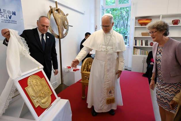 POPE LEO XIV VISITS MAISON BAKHITA SOCIAL INTEGRATION CENTER - PARIS France, Paris, Vatican, 2026 9 26 Pope Leo XIV visits Maison Bakhita Center for Accompaniment and Social Integration, dedicated to welcoming and supporting migrants, during his apostolic journey to France. EDITORIAL USE ONLY - NO BOOKS Copyright: xVATICANxMEDIA xCatholicxPressxPhotox