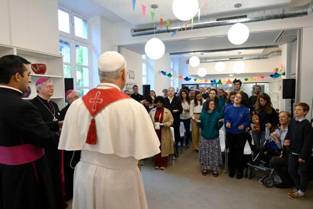 POPE LEO XIV VISITS MAISON BAKHITA SOCIAL INTEGRATION CENTER - PARIS France, Paris, Vatican, 2026 9 26 Pope Leo XIV visits Maison Bakhita Center for Accompaniment and Social Integration, dedicated to welcoming and supporting migrants, during his apostolic journey to France. EDITORIAL USE ONLY - NO BOOKS Copyright: xVATICANxMEDIA xCatholicxPressxPhotox