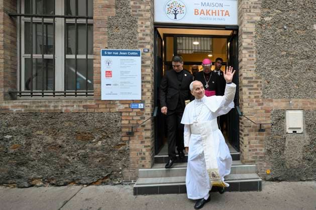 POPE LEO XIV VISITS MAISON BAKHITA SOCIAL INTEGRATION CENTER - PARIS France, Paris, Vatican, 2026 9 26 Pope Leo XIV visits Maison Bakhita Center for Accompaniment and Social Integration, dedicated to welcoming and supporting migrants, during his apostolic journey to France. EDITORIAL USE ONLY - NO BOOKS Copyright: xVATICANxMEDIA xCatholicxPressxPhotox