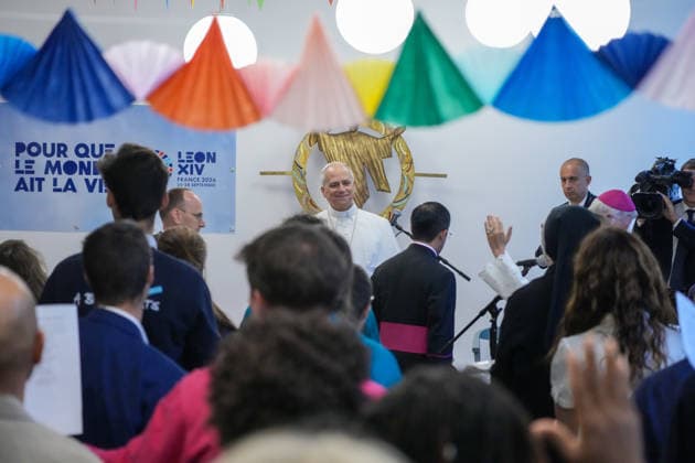 IPA88988655 - France, Paris, Vatican, September 26, 2026 Pope Leo XIV visits the Maison Bakhita Center for Accompaniment and Social Integration, which is dedicated to welcoming and supporting migrants, during his apostolic journey to France. Photo by POOL Catholic Press Photo  Copyright: xPOOL xCatholicxPressxPhotox xPOOL xCatholicxPressxPhotox IPA88988655.jpeg