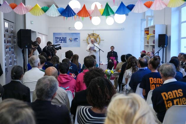 IPA88988662 - France, Paris, Vatican, September 26, 2026 Pope Leo XIV visits the Maison Bakhita Center for Accompaniment and Social Integration, which is dedicated to welcoming and supporting migrants, during his apostolic journey to France. Photo by POOL Catholic Press Photo  Copyright: xPOOL xCatholicxPressxPhotox xPOOL xCatholicxPressxPhotox IPA88988662.jpeg