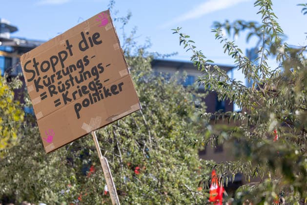 Protest Against Social Welfare Cuts in Erfurt, September 26, 2026: In Erfurt, Thuringia, several thousand people protested against the government’s plans to dismantle the welfare state. Among them were workers from the nursing, healthcare, and social services sectors. 26092026_ppb-3
