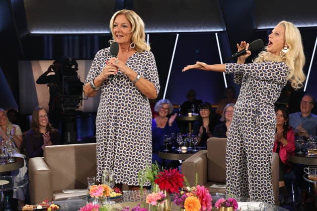 It’s rare for them to co-host together, and now, by chance, Bettina Tietjen and Barbara Schöneberger are wearing almost the same outfit—Tietjen is wearing a dress and Schöneberger arrived in a jumpsuit, both purchased at the Stegmann fashion house on Hamburg’s elegant Jungfernstieg, NDR Talk Show, photo op on September 25, 2026, at the Hambu
