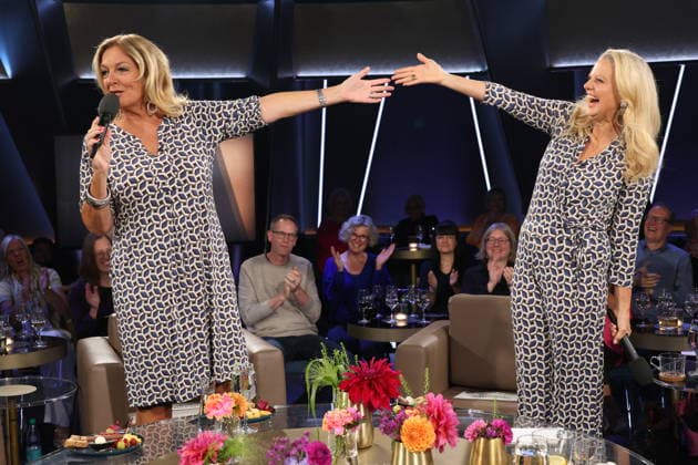 It’s rare for them to co-host together, and now, by chance, Bettina Tietjen and Barbara Schöneberger are wearing almost the same outfit—Tietjen is wearing a dress and Schöneberger arrived in a jumpsuit, both purchased at the Stegmann fashion house on Hamburg’s elegant Jungfernstieg, NDR Talk Show, photo op on September 25, 2026, at the Hambu