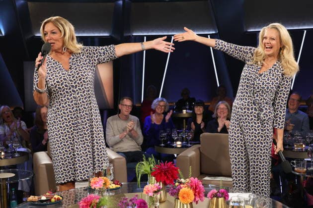 It’s rare for them to co-host together, and now, by chance, Bettina Tietjen and Barbara Schöneberger are wearing almost the same outfit—Tietjen is wearing a dress and Schöneberger arrived in a jumpsuit, both purchased at the Stegmann fashion house on Hamburg’s elegant Jungfernstieg, NDR Talk Show, photo op on September 25, 2026, at the Hambu