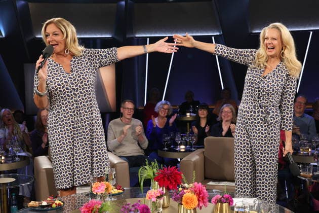 It’s rare for them to co-host together, and now, by chance, Bettina Tietjen and Barbara Schöneberger are wearing almost the same outfit—Tietjen is wearing a dress and Schöneberger arrived in a jumpsuit, both purchased at the Stegmann fashion house on Hamburg’s elegant Jungfernstieg, NDR Talk Show, photo op on September 25, 2026, at the Hambu
