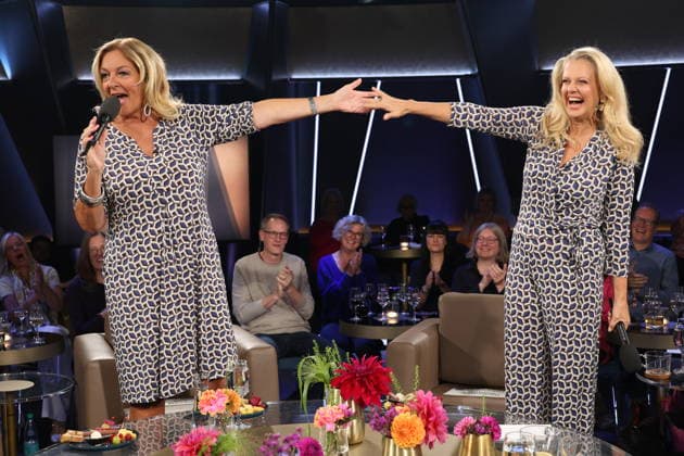 It’s rare for them to co-host together, and now, by chance, Bettina Tietjen and Barbara Schöneberger are wearing almost the same outfit—Tietjen is wearing a dress and Schöneberger arrived in a jumpsuit, both purchased at the Stegmann fashion house on Hamburg’s elegant Jungfernstieg, NDR Talk Show, photo op on September 25, 2026, at the Hambu