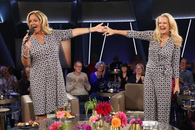 It’s rare for them to co-host together, and now, by chance, Bettina Tietjen and Barbara Schöneberger are wearing almost the same outfit—Tietjen is wearing a dress and Schöneberger arrived in a jumpsuit, both purchased at the Stegmann fashion house on Hamburg’s elegant Jungfernstieg, NDR Talk Show, photo op on September 25, 2026, at the Hambu
