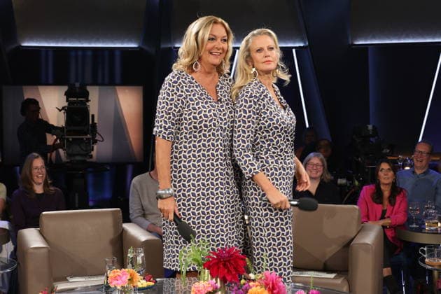 It’s rare for them to co-host together, and now, by chance, Bettina Tietjen and Barbara Schöneberger are wearing almost the same outfit—Tietjen is wearing a dress and Schöneberger arrived in a jumpsuit, both purchased at the Stegmann fashion house on Hamburg’s elegant Jungfernstieg, NDR Talk Show, photo op on September 25, 2026, at the Hambu