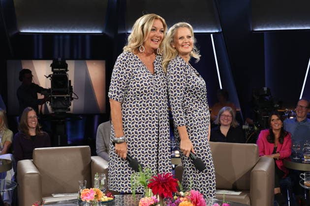 It’s rare for them to co-host together, and now, by chance, Bettina Tietjen and Barbara Schöneberger are wearing almost the same outfit—Tietjen is wearing a dress and Schöneberger arrived in a jumpsuit, both purchased at the Stegmann fashion house on Hamburg’s elegant Jungfernstieg, NDR Talk Show, photo op on September 25, 2026, at the Hambu