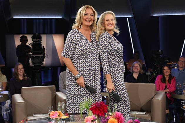 It’s rare for them to co-host together, and now, by chance, Bettina Tietjen and Barbara Schöneberger are wearing almost the same outfit—Tietjen is wearing a dress and Schöneberger arrived in a jumpsuit, both purchased at the Stegmann fashion house on Hamburg’s elegant Jungfernstieg, NDR Talk Show, photo op on September 25, 2026, at the Hambu