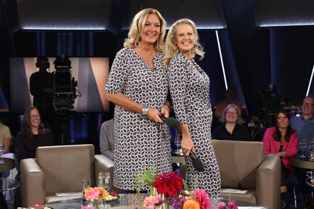 It’s rare for them to co-host together, and now, by chance, Bettina Tietjen and Barbara Schöneberger are wearing almost the same outfit—Tietjen is wearing a dress and Schöneberger arrived in a jumpsuit, both purchased at the Stegmann fashion house on Hamburg’s elegant Jungfernstieg, NDR Talk Show, photo op on September 25, 2026, at the Hambu