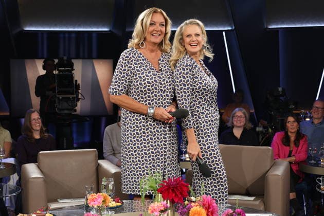 It’s rare for them to co-host together, and now, by chance, Bettina Tietjen and Barbara Schöneberger are wearing almost the same outfit—Tietjen is wearing a dress and Schöneberger arrived in a jumpsuit, both purchased at the Stegmann fashion house on Hamburg’s elegant Jungfernstieg, NDR Talk Show, photo op on September 25, 2026, at the Hambu
