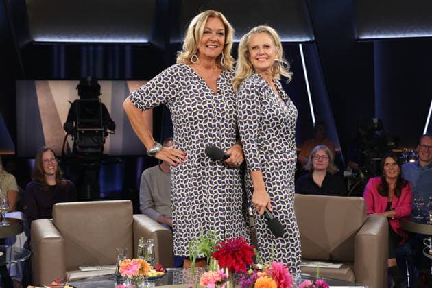 It’s rare for them to co-host together, and now, by chance, Bettina Tietjen and Barbara Schöneberger are wearing almost the same outfit—Tietjen is wearing a dress and Schöneberger arrived in a jumpsuit, both purchased at the Stegmann fashion house on Hamburg’s elegant Jungfernstieg, NDR Talk Show, photo op on September 25, 2026, at the Hambu