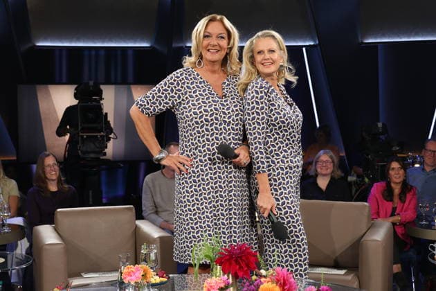 It’s rare for them to co-host together, and now, by chance, Bettina Tietjen and Barbara Schöneberger are wearing almost the same outfit—Tietjen is wearing a dress and Schöneberger arrived in a jumpsuit, both purchased at the Stegmann fashion house on Hamburg’s elegant Jungfernstieg, NDR Talk Show, photo op on September 25, 2026, at the Hambu