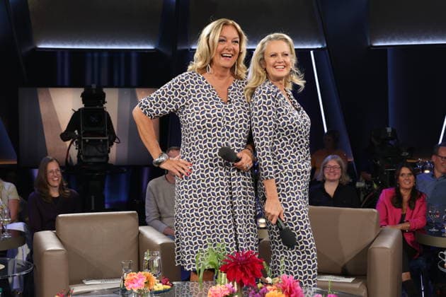 It’s rare for them to co-host together, and now, by chance, Bettina Tietjen and Barbara Schöneberger are wearing almost the same outfit—Tietjen is wearing a dress and Schöneberger arrived in a jumpsuit, both purchased at the Stegmann fashion house on Hamburg’s elegant Jungfernstieg, NDR Talk Show, photo op on September 25, 2026, at the Hambu