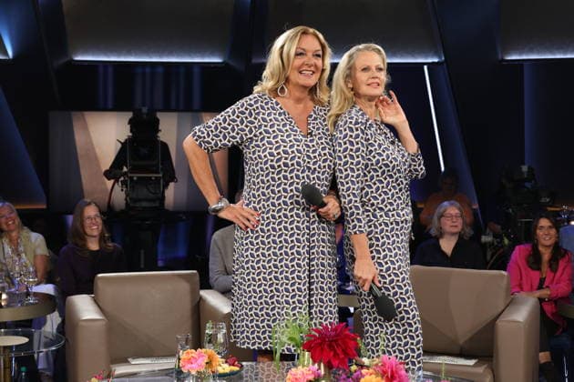It’s rare for them to co-host together, and now, by chance, Bettina Tietjen and Barbara Schöneberger are wearing almost the same outfit—Tietjen is wearing a dress and Schöneberger arrived in a jumpsuit, both purchased at the Stegmann fashion house on Hamburg’s elegant Jungfernstieg, NDR Talk Show, photo op on September 25, 2026, at the Hambu
