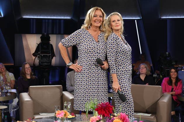 It’s rare for them to co-host together, and now, by chance, Bettina Tietjen and Barbara Schöneberger are wearing almost the same outfit—Tietjen is wearing a dress and Schöneberger arrived in a jumpsuit, both purchased at the Stegmann fashion house on Hamburg’s elegant Jungfernstieg, NDR Talk Show, photo op on September 25, 2026, at the Hambu