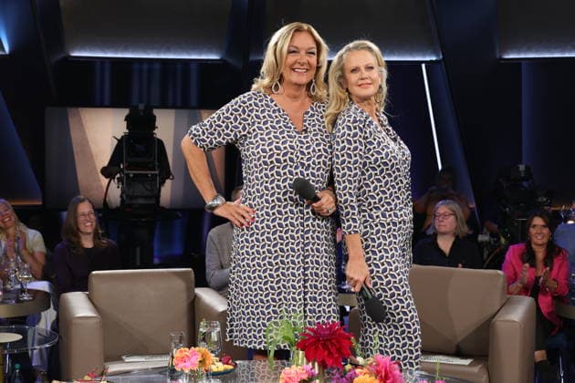 It’s rare for them to co-host together, and now, by chance, Bettina Tietjen and Barbara Schöneberger are wearing almost the same outfit—Tietjen is wearing a dress and Schöneberger arrived in a jumpsuit, both purchased at the Stegmann fashion house on Hamburg’s elegant Jungfernstieg, NDR Talk Show, photo op on September 25, 2026, at the Hambu