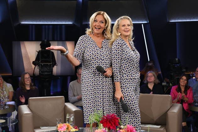 It’s rare for them to co-host together, and now, by chance, Bettina Tietjen and Barbara Schöneberger are wearing almost the same outfit—Tietjen is wearing a dress and Schöneberger arrived in a jumpsuit, both purchased at the Stegmann fashion house on Hamburg’s elegant Jungfernstieg, NDR Talk Show, photo op on September 25, 2026, at the Hambu