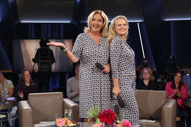 It’s rare for them to co-host together, and now, by chance, Bettina Tietjen and Barbara Schöneberger are wearing almost the same outfit—Tietjen is wearing a dress and Schöneberger arrived in a jumpsuit, both purchased at the Stegmann fashion house on Hamburg’s elegant Jungfernstieg, NDR Talk Show, photo op on September 25, 2026, at the Hambu