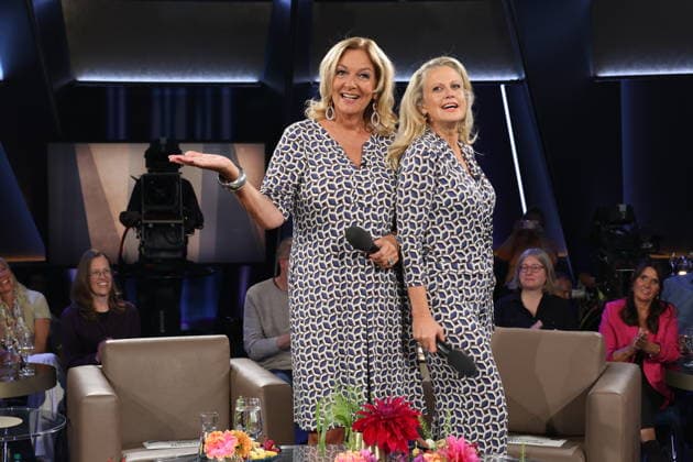 It’s rare for them to co-host together, and now, by chance, Bettina Tietjen and Barbara Schöneberger are wearing almost the same outfit—Tietjen is wearing a dress and Schöneberger arrived in a jumpsuit, both purchased at the Stegmann fashion house on Hamburg’s elegant Jungfernstieg, NDR Talk Show, photo op on September 25, 2026, at the Hambu